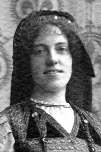 1913 - Yvonne de Séjournet de Rameignies II (Tournoi de Chevalerie à Tournai) (portrait).jpg