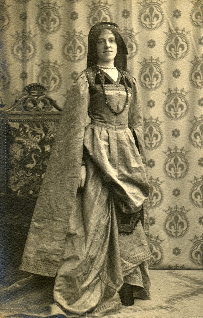 1913 | Yvonne de Séjournet de Rameignies (Tournoi de Chevalerie à Tournai) 1 coll. Eric de Séjournet